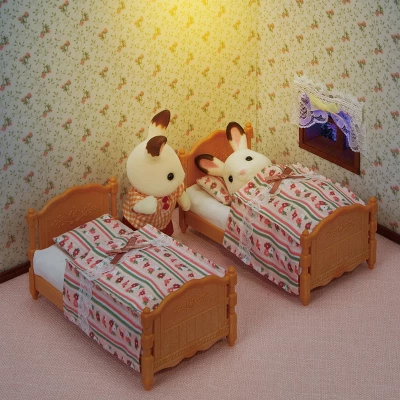 Calico Critters Bed & Comforter Set, Dollhouse Furniture And Accessories 6 Calico Critters Bed & Comforter Set, Dollhouse Furniture And Accessories - Image 4